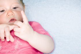 怎样避免宝宝的指甲划破脸